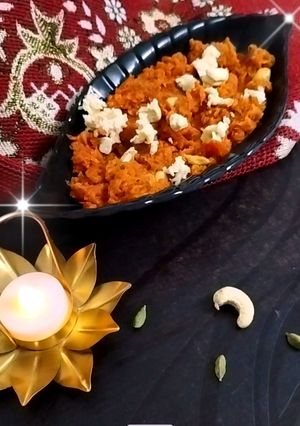 शाही गाजर हलवा (Shahi Gajar Halwa Recipe In Marathi) रेसिपी चे मुख्य फोटो 