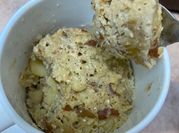 Una foto de mugcake de manzana y canela