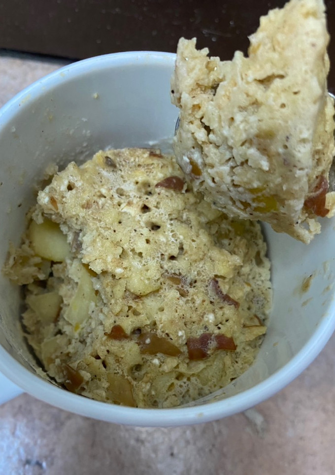 Una foto de Mug cake - torta en taza de manzana y canela