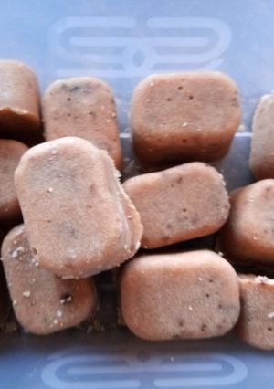 A picture of Maple and peanut butter tablets.