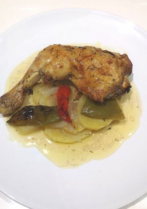 Una foto de Pollo asado con limón y tomillo