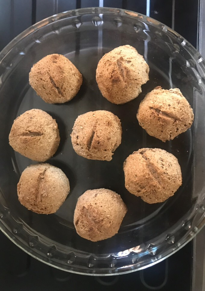 Una foto de Pan de harina integral, trigo sarraceno y té verde