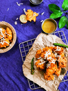 चीज़ी प्याज़ पकोड़े (Cheesy Pyaz pakode recipe in Hindi) रेसिपी मुख्य फोटो