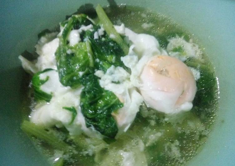 Cara Mudah Membuat Sup Telur + Sawi Hijau Lezat Sekali