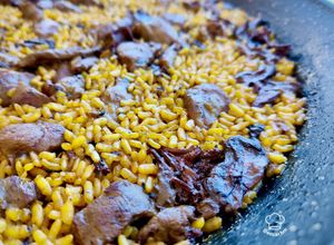 Una foto de Arroz trufado con carrillada y seta senderilla