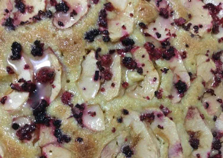 Bolo azedinho coberto com maças, amoras e glacê de limão