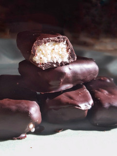 Una foto de Delicias de coco y leche condensada (bombones)
