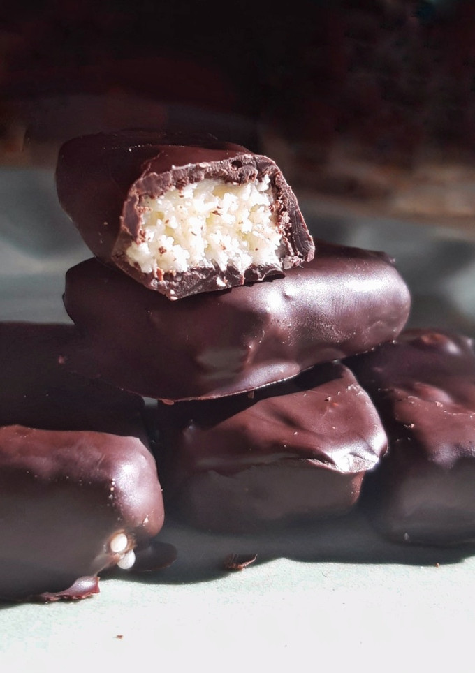 Una foto de Delicias de coco y leche condensada (bombones)