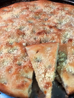 Una foto de Focaccia de queso (masa madre)