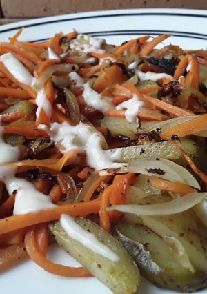 Una foto de 🍟Papas🥔, cebollas🌰y zanahorias🥕salteadas🍟