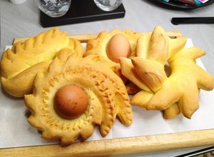 Foto di Su coccoi cun s'ou (pane sardo di semola con uovo sodo)
