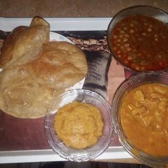 A picture of Kachori bhaji.