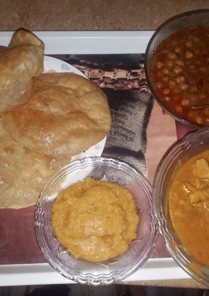A picture of Kachori bhaji.
