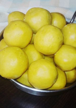 A picture of Besan Ladoo/ Gram Flour Ladoo.