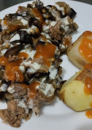 Una foto de Berenjenas con carne y salsa bbq casera🍆🧅🥩