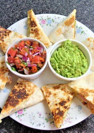 Una foto de Quesadillas de huevos con longanicillas de campo