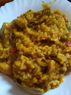 Una foto de Arroz con pollo y almejas