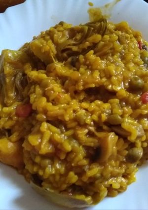Una foto de Arroz con pollo y almejas