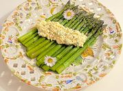 Une photo de asperge verte et oeuf