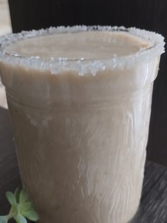 Una foto de Batido🥤🧃🧋 de feijoa y banano / plátano🍌🫒🥛