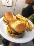 Riquísimas hamburguesas con cheddar y bacon