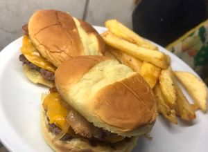 Una foto de Riquísimas hamburguesas con cheddar y bacon