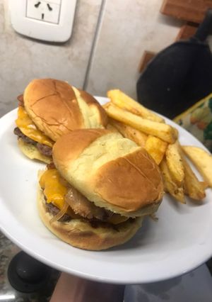 Una foto de Riquísimas hamburguesas con cheddar y bacon