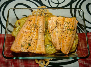 Foto principal de Salmón al horno con patatas y cebolla