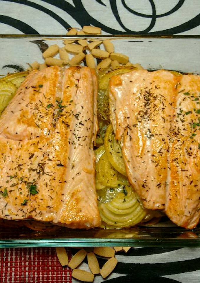 Una foto de Salmón al horno con patatas y cebolla
