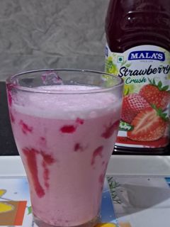 સ્ટ્રોબેરી મિલ્ક શેક (Strawberry Milk Shake Recipe In Gujarati) રેસીપી મુખ્ય ફોટો