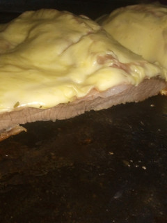 Una foto de Tapa de asado al horno con jamón y queso
