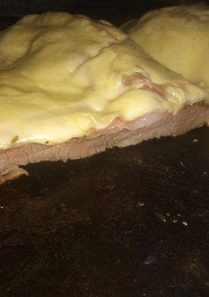 Una foto de Tapa de asado al horno con jamón y queso