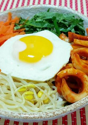 Hình của món Cơm Trộn Mực Giá Tương 😍 오징어 콩나물 비빔밥.