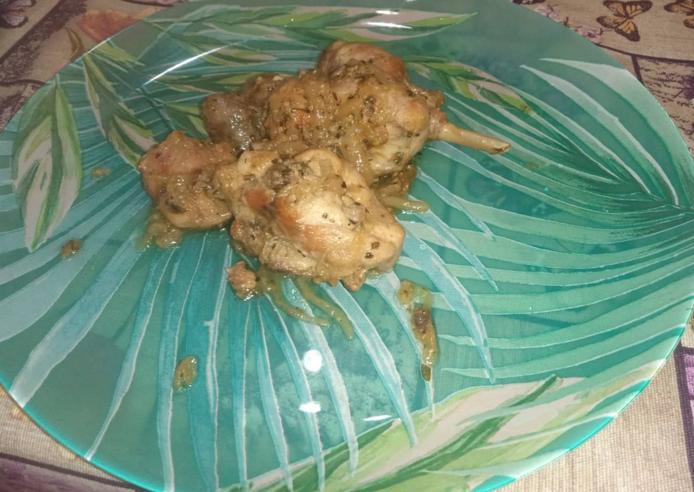 Conejo al vino blanco con cebolleta