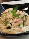 Macarrones integrales con salmón y calabacín