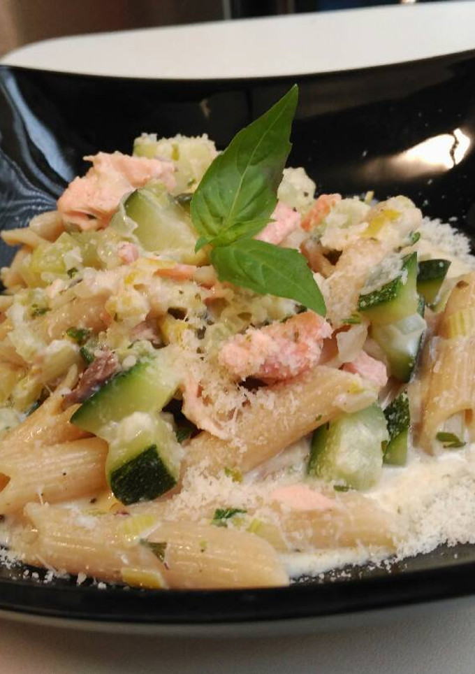 Una foto de Macarrones integrales con salmón y calabacín
