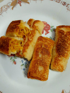 மேகி நூடுல்ஸ் பிரட் ரோல் (Maggi Noodles Bread Roll Recipe in tamil) செய்முறை முக்கிய புகைப்படம்