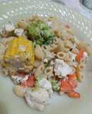Fideos con verduras y pollo en salsa blanca