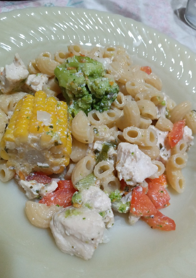 Una foto de Fideos con verduras y pollo en salsa blanca