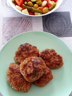 Una foto de Hamburguesas de carne pimientos y cebolleta