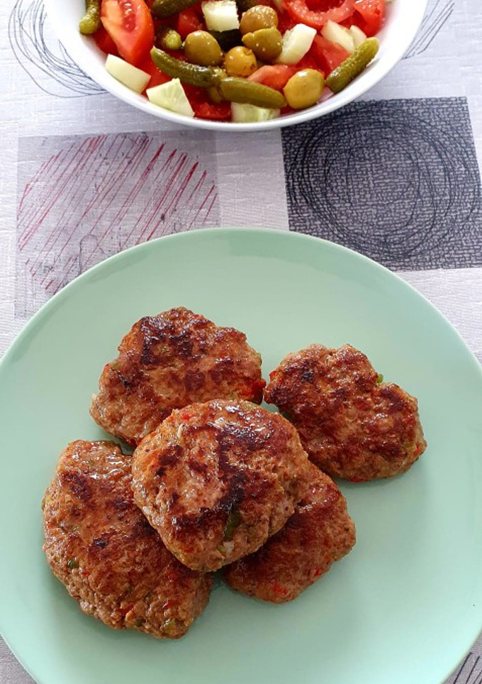 Una foto de Hamburguesas de carne pimientos y cebolleta