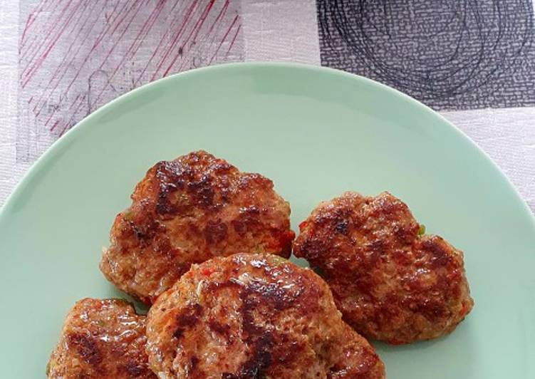 Hamburguesas de carne pimientos y cebolleta