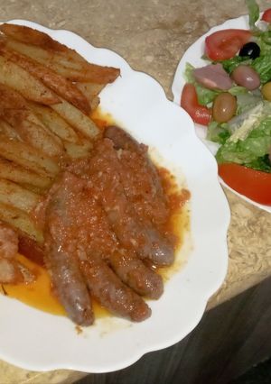 صورة لوصفة بطاطا محمرة في الفرن مع مرقاز (نوع من السجق) وسلاطة