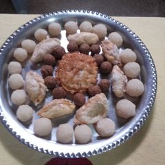 A picture of Coconut laddoo(narkel nadu).