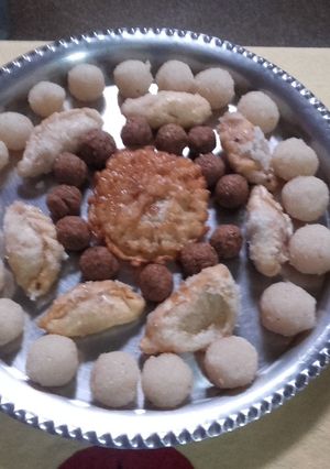 A picture of Coconut laddoo(narkel nadu).