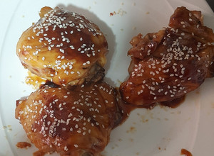 Una foto de Pollo con miel-limón y consomé de pollo