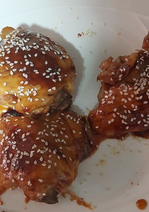 Una foto de Pollo con miel-limón y consomé de pollo