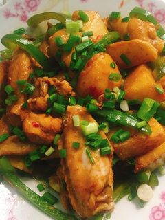 Hình của món Cánh gà hầm khoai tây.