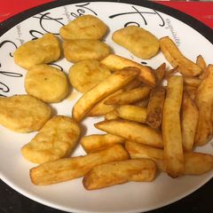 A picture of Chicken Nuggets and Chips.