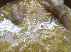 Una foto de Caldito de fideos con patitas🍜